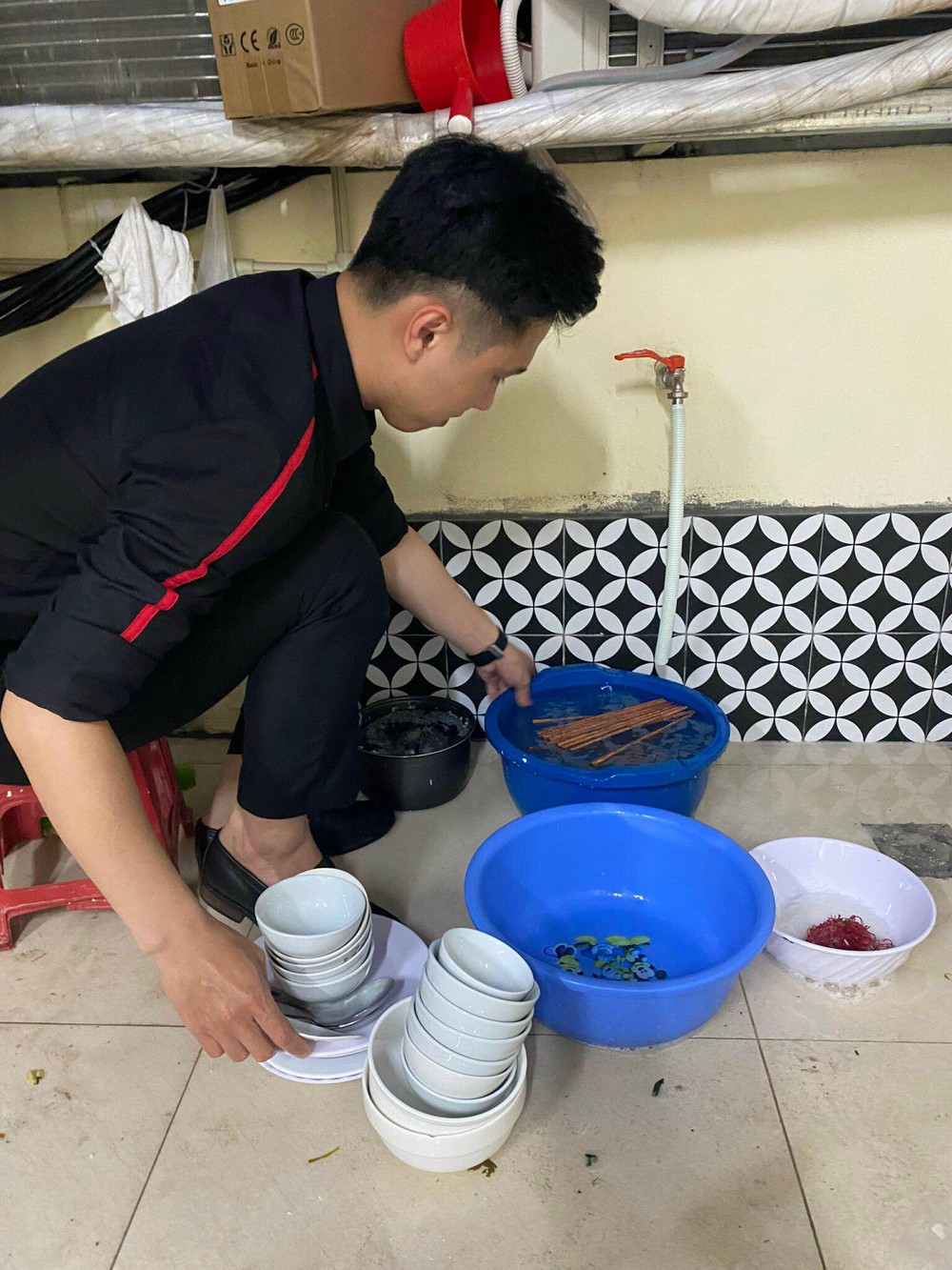 Đóng 500k/tháng để ‘góp gạo thổi cơm chung’ với đồng nghiệp 2 bữa mỗi ngày
