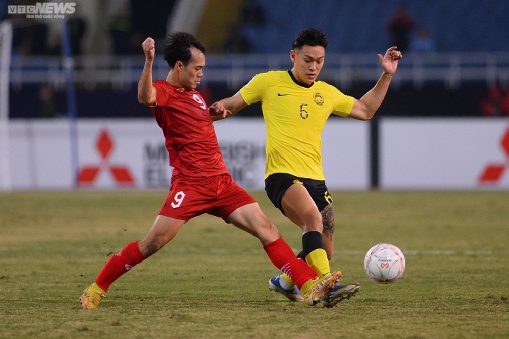 Trực tiếp bóng đá Việt Nam 1-0 Malaysia: Văn Toàn nhận thẻ đỏ - Ảnh 1.