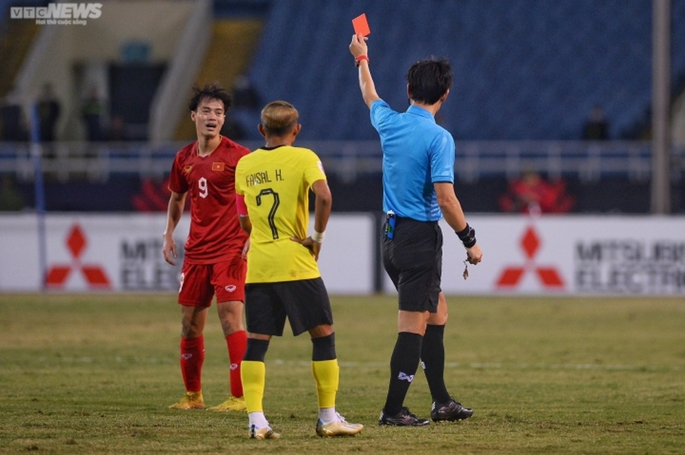 Trực tiếp bóng đá Việt Nam 1-0 Malaysia: Văn Toàn nhận thẻ đỏ - Ảnh 2.