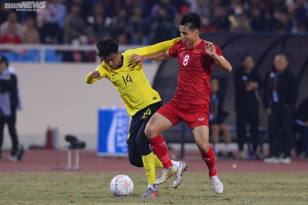 Trực tiếp bóng đá Việt Nam 1-0 Malaysia: Văn Toàn nhận thẻ đỏ - Ảnh 1.