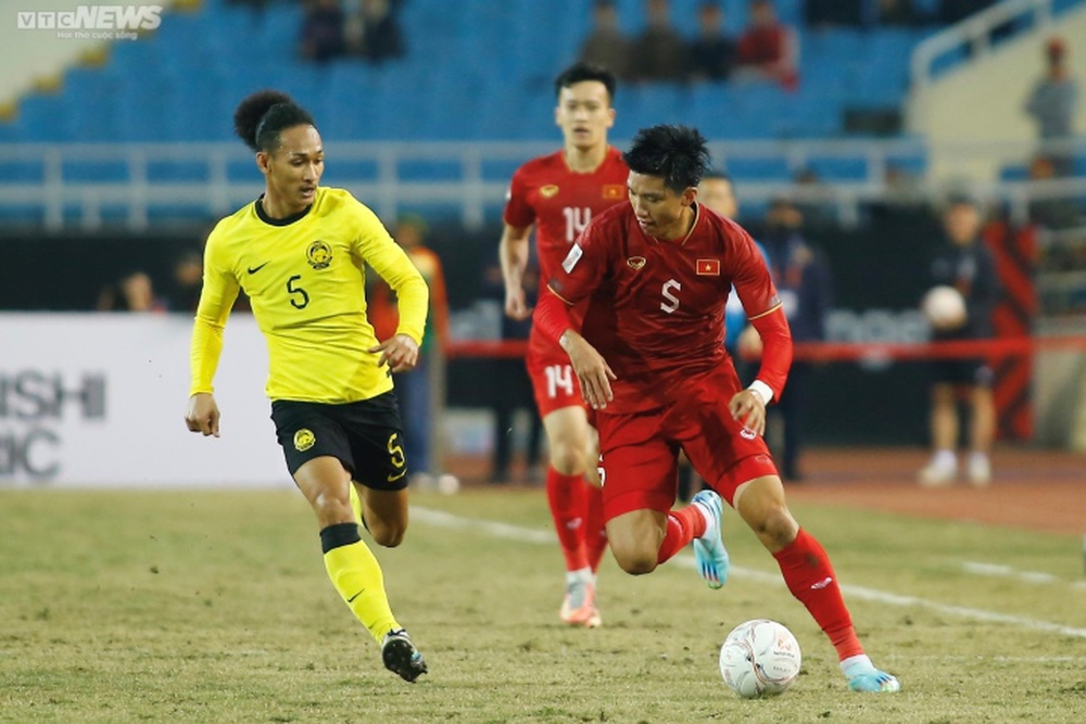 Trực tiếp bóng đá Việt Nam 1-0 Malaysia: Văn Toàn nhận thẻ đỏ - Ảnh 1.