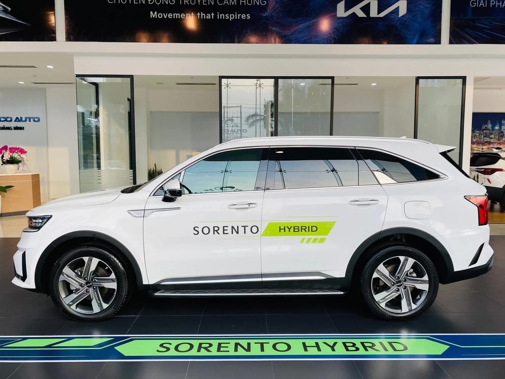 Kia Sorento hybrid ồ ạt về đại lý: Giá từ 1,4 tỷ đồng, bản cắm sạc đắt hơn nửa tỷ so với máy xăng - Ảnh 1.