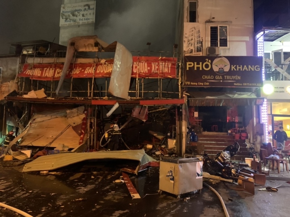 Hà Nội: Nổ kinh hoàng ở cửa hàng sửa xe máy, 3 người bị thương - Ảnh 2.