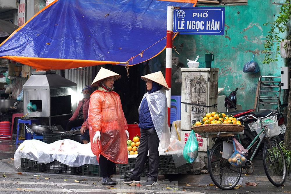 Người lao động đường phố Hà Nội quay quắt mưu sinh dưới mưa rét - Ảnh 16.