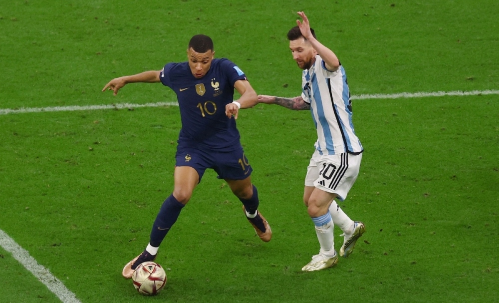 HLV Christophe Galtier tiết lộ mối quan hệ của Mbappe với Messi - Ảnh 1.