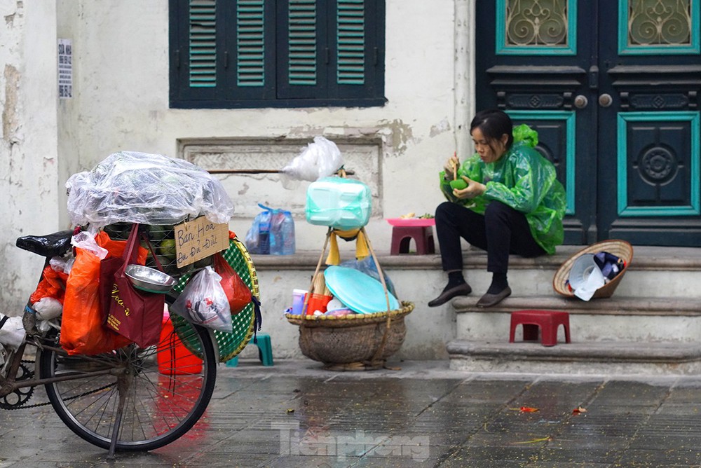 Người lao động đường phố Hà Nội quay quắt mưu sinh dưới mưa rét - Ảnh 15.