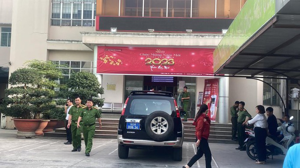 Nóng: Rất đông công an ngoài một ngân hàng nghi bị cướp ở Đồng Nai - Ảnh 9.