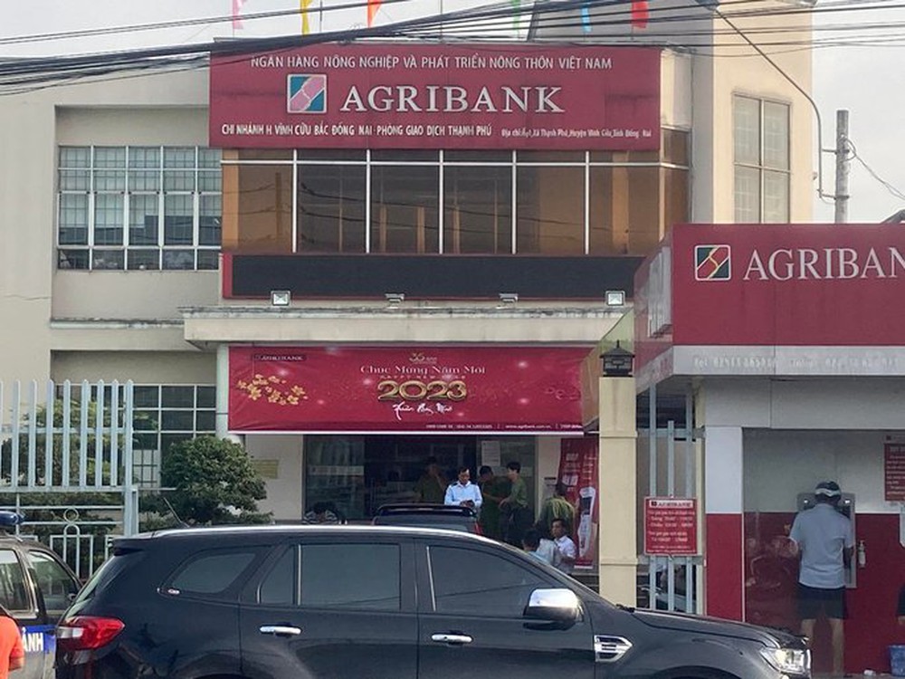 Nóng: Rất đông công an ngoài một ngân hàng nghi bị cướp ở Đồng Nai - Ảnh 8.