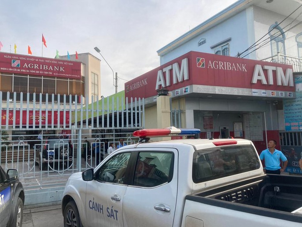 Nóng: Rất đông công an ngoài một ngân hàng nghi bị cướp ở Đồng Nai - Ảnh 5.