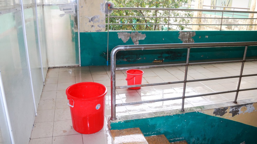 Đà Nẵng: Trung tâm y tế xuống cấp, nước chảy trên đầu bệnh nhân và bác sĩ - Ảnh 12.