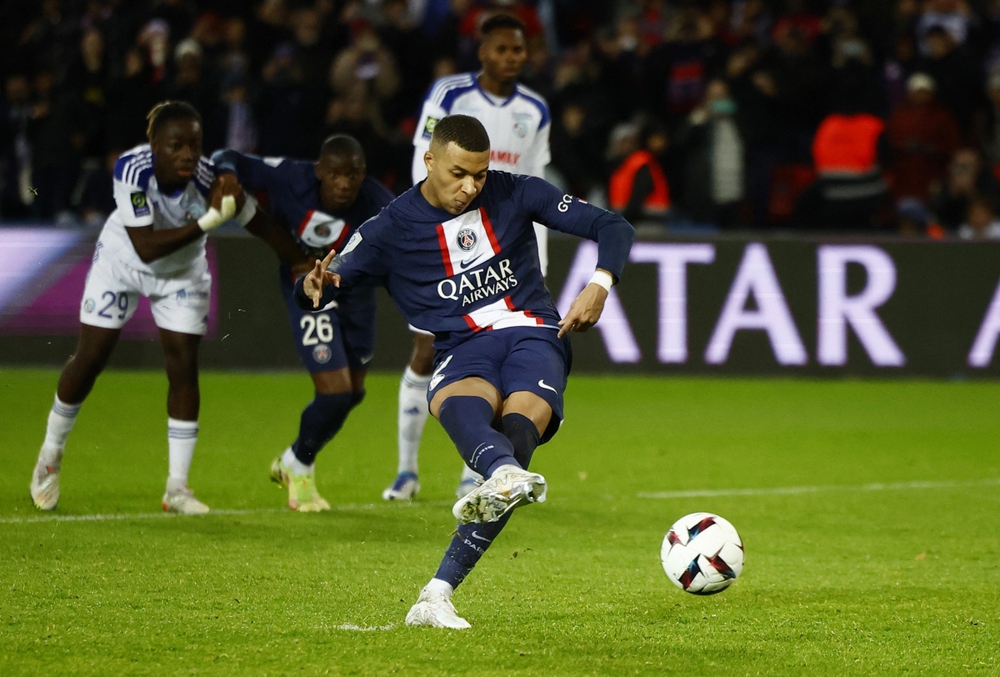 Neymar nhận thẻ đỏ, Mbappe tỏa sáng giúp PSG thắng kịch tính Strasbourg - Ảnh 2.