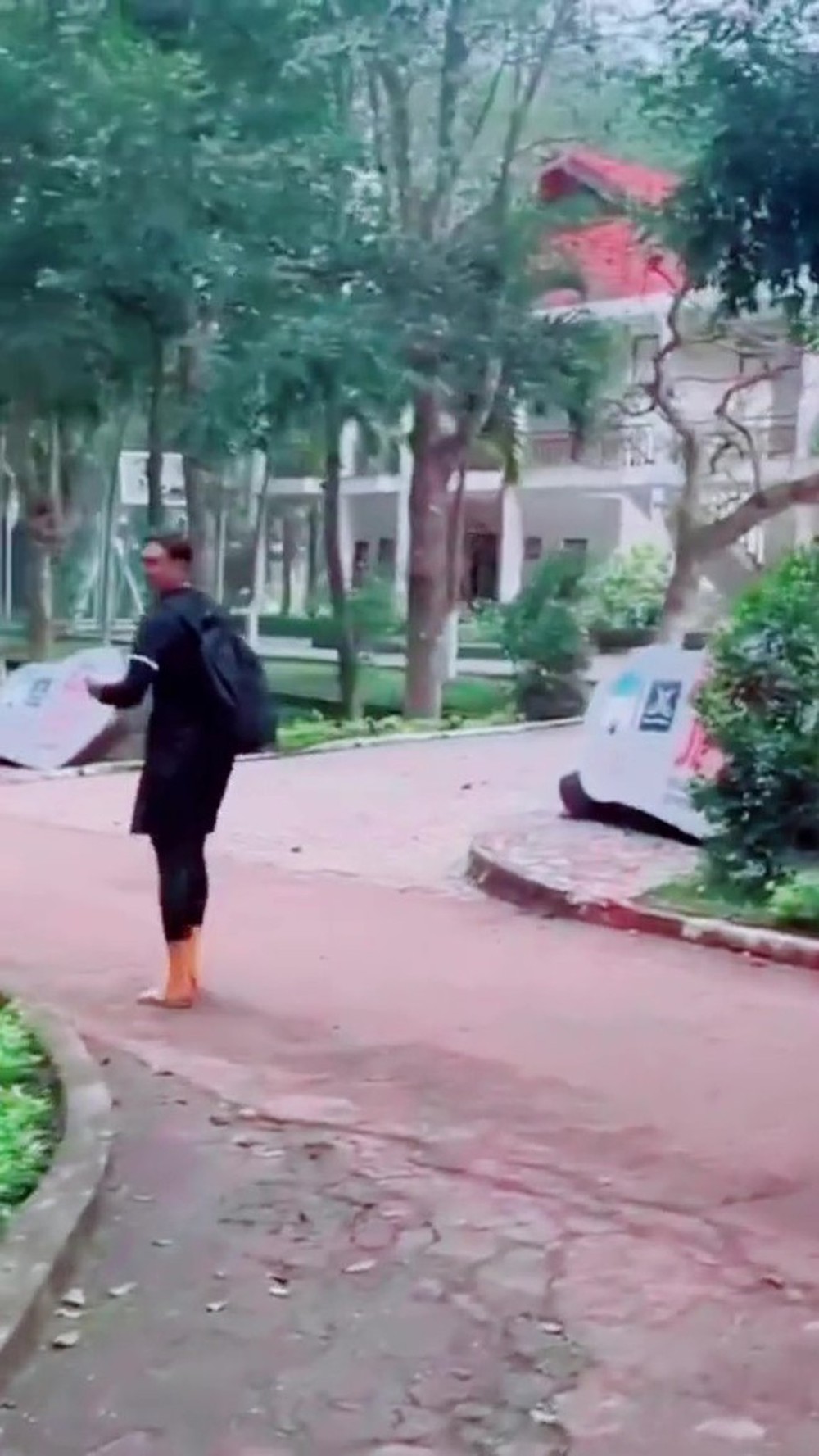Khoảnh khắc hội ngộ của Đặng Văn Lâm và 2 nhân viên HAGL sau hơn chục năm: “Hồi mới tới đây còn bập bẹ mà”