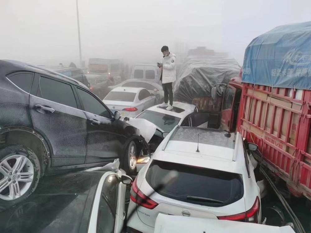 Trung Quốc: 200 xe cộ chất chồng lên nhau trên một cây cầu - Ảnh 2.