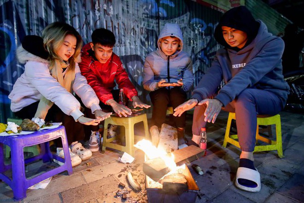 Giá rét bao trùm, giới trẻ Hà Nội đốt lửa sưởi ấm trong đêm