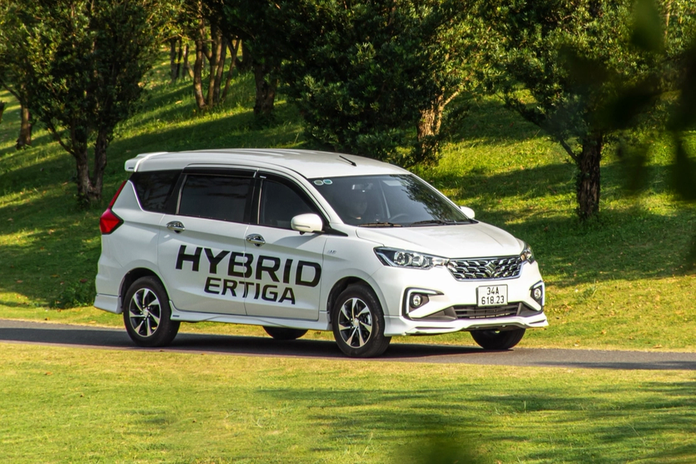Suzuki Ertiga hybrid giảm giá còn 495 triệu: Rẻ và ăn ít xăng nhất phân khúc, cố cạnh tranh Xpander - Ảnh 1.