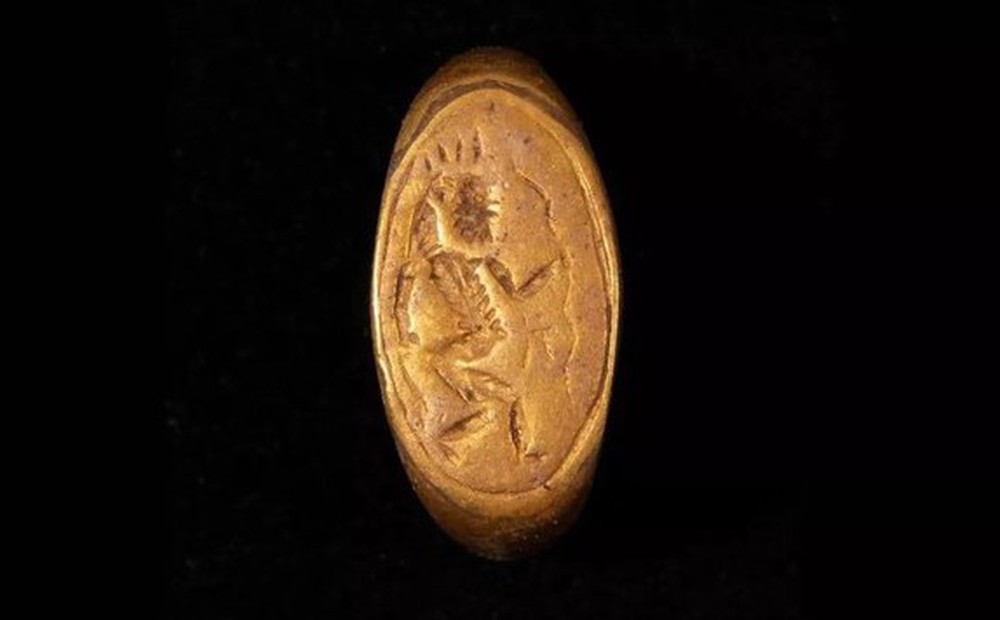 Tìm thấy nhẫn vàng khắc 'thần vui vẻ' trong mộ cổ hơn 3.300 năm tuổi