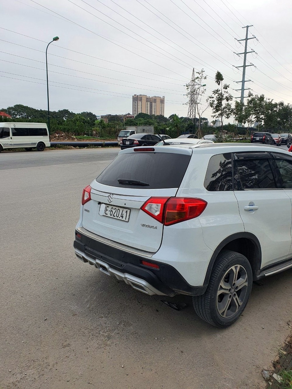 Đằng sau những bức ảnh TNGT: Suzuki Vitara bơ vơ nằm gãy gục bánh trước - Ảnh 3.