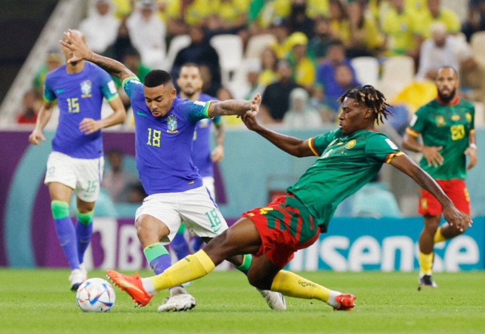 Thua sốc Cameroon phút bù giờ, Brazil suýt mất ngôi đầu bảng - Ảnh 1.