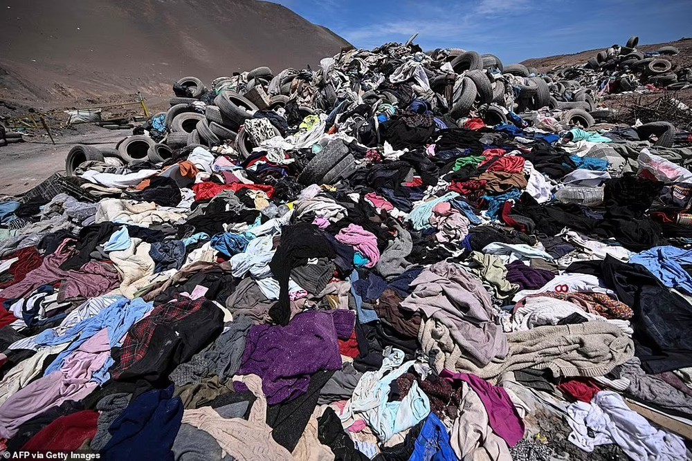 Sa mạc Atacama biến thành bãi rác khổng lồ - Ảnh 2.
