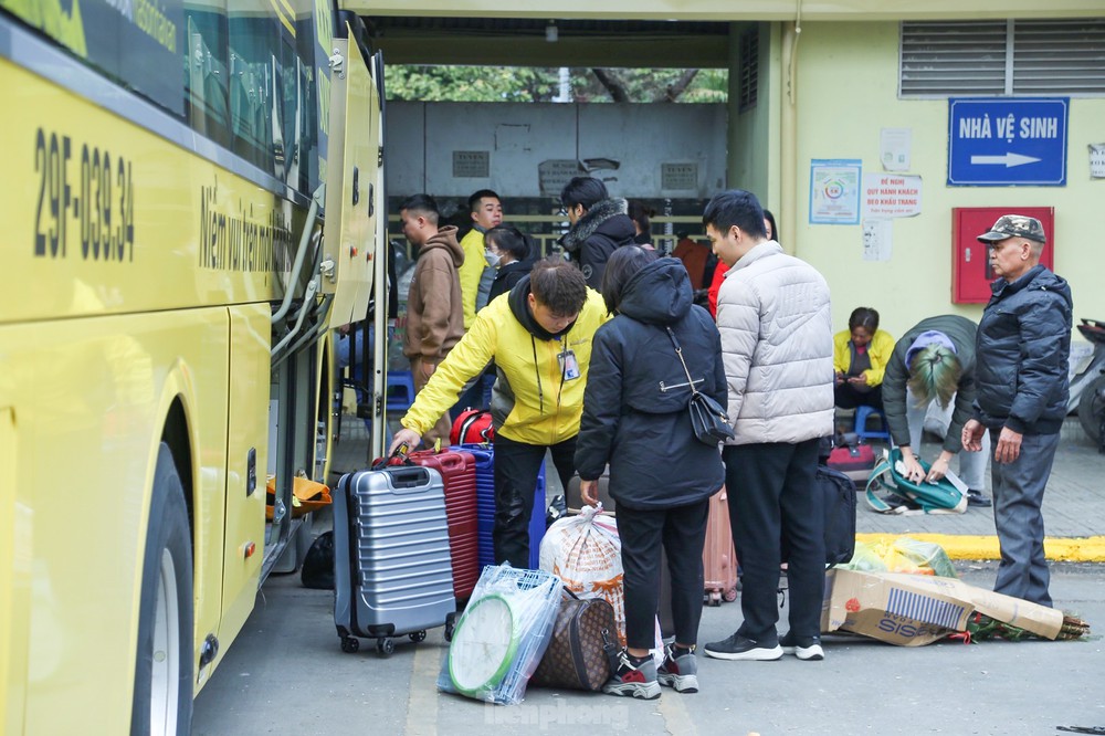 Người dân về quê đón Tết Dương lịch, bến xe ở Hà Nội tăng nhiệt - Ảnh 12.