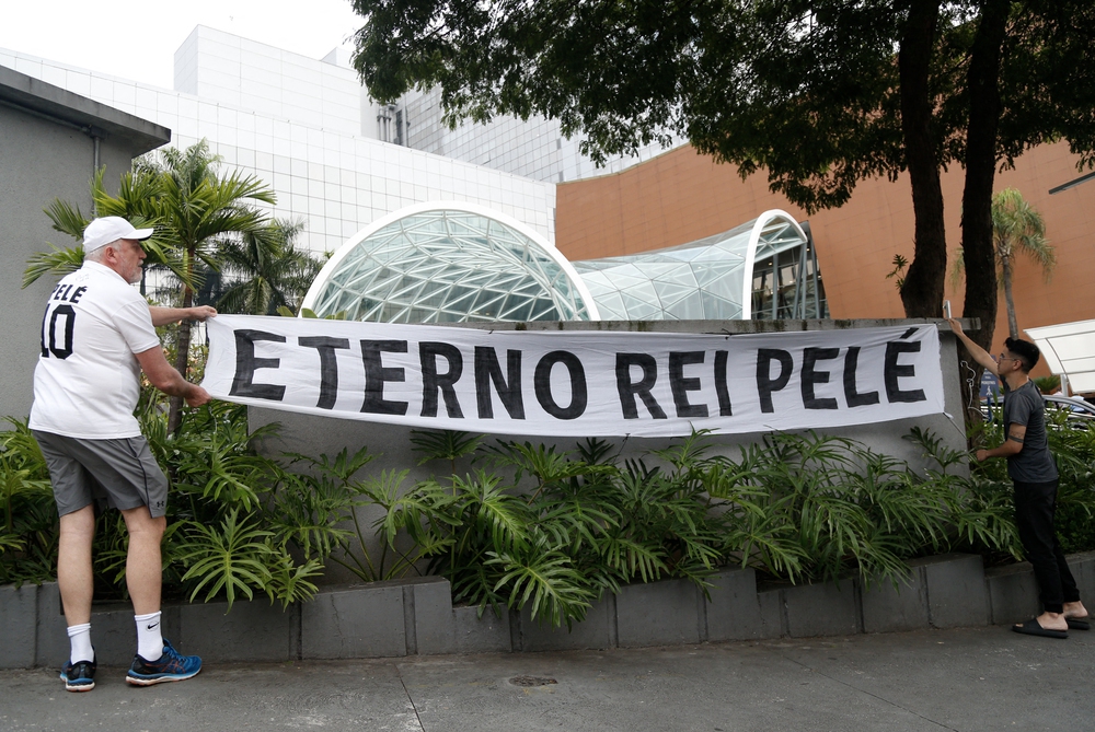 Brazil tổ chức quốc tang 3 ngày, người dân nghẹn ngào tưởng nhớ Pele - Ảnh 11.