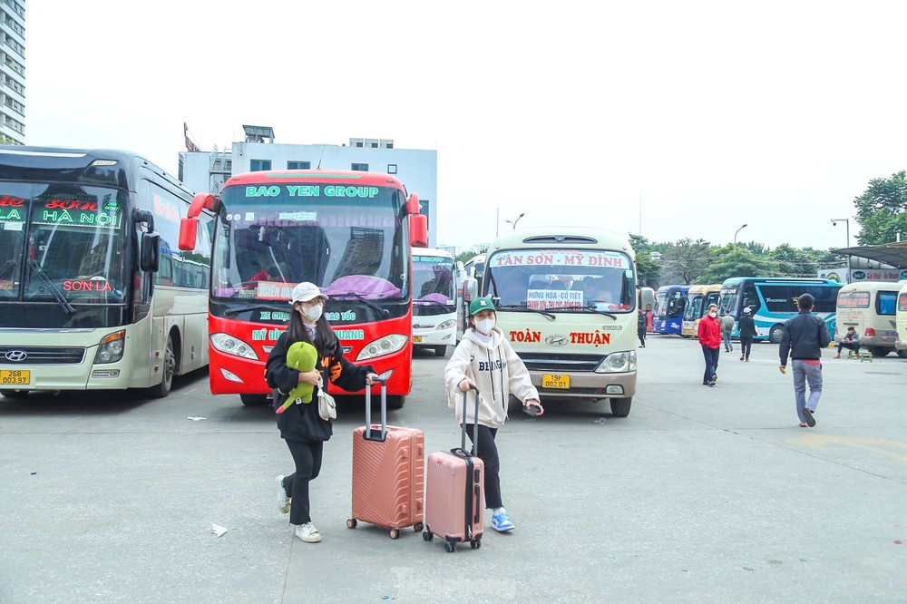 Người dân về quê đón Tết Dương lịch, bến xe ở Hà Nội tăng nhiệt - Ảnh 9.