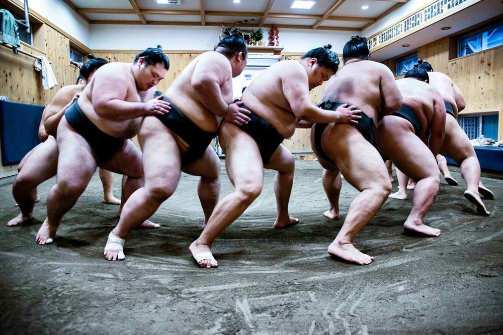 Tại sao đấu vật sumo chỉ được mặc khố? - Ảnh 2.