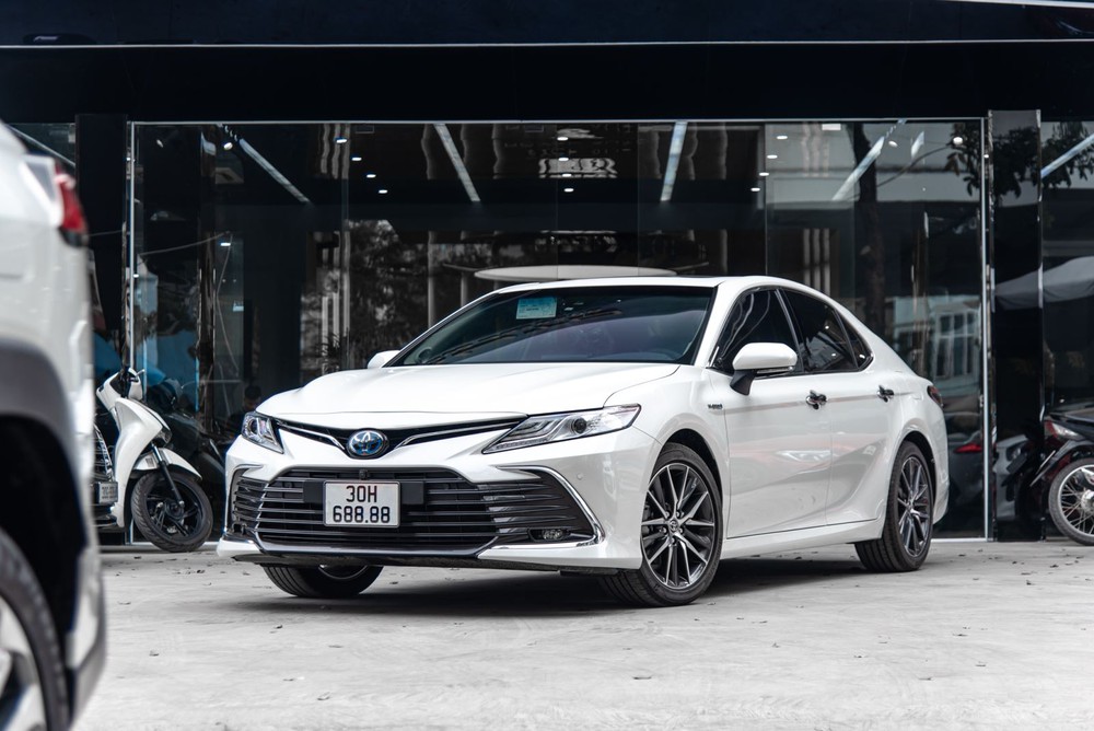 Toyota Camry biển tứ quý 8 giảm giá 400 triệu sau 1 tháng: Giá mới vẫn ngang Lexus ES đập hộp - Ảnh 2.