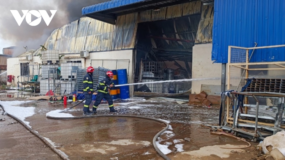 Nhà xưởng công ty nội thất ở Bình Dương đổ sập sau hỏa hoạn - Ảnh 4.