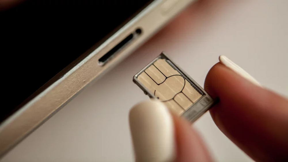 Cách mở khe cắm thẻ SIM trên điện thoại mà không cần dụng cụ tháo chuyên dụng - Ảnh 1.
