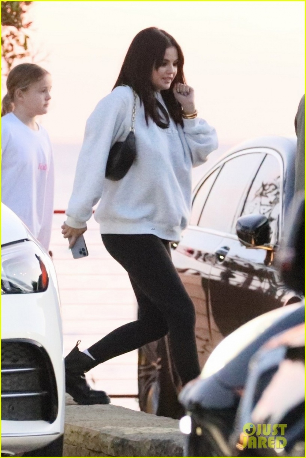 Selena Gomez vui vẻ đến Mexico cùng vợ chồng Brooklyn Beckham trước thềm năm mới - Ảnh 6.