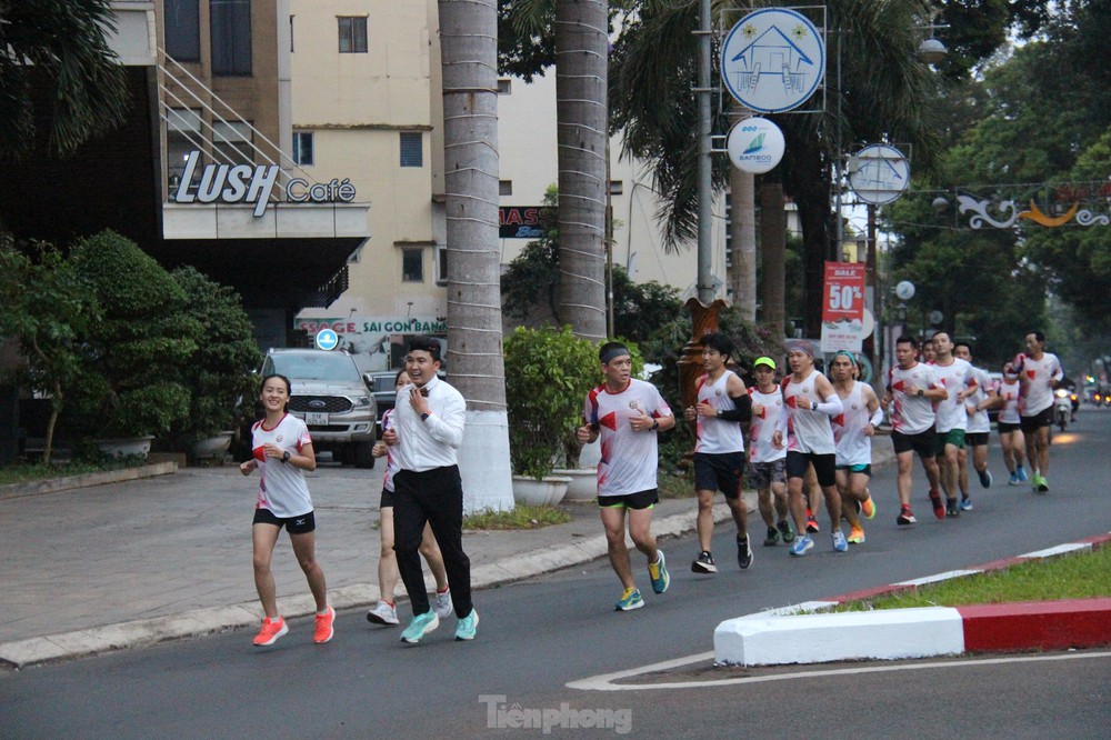 Chú rể cùng 30 người chạy bộ hơn 31 km đi đón dâu - Ảnh 6.