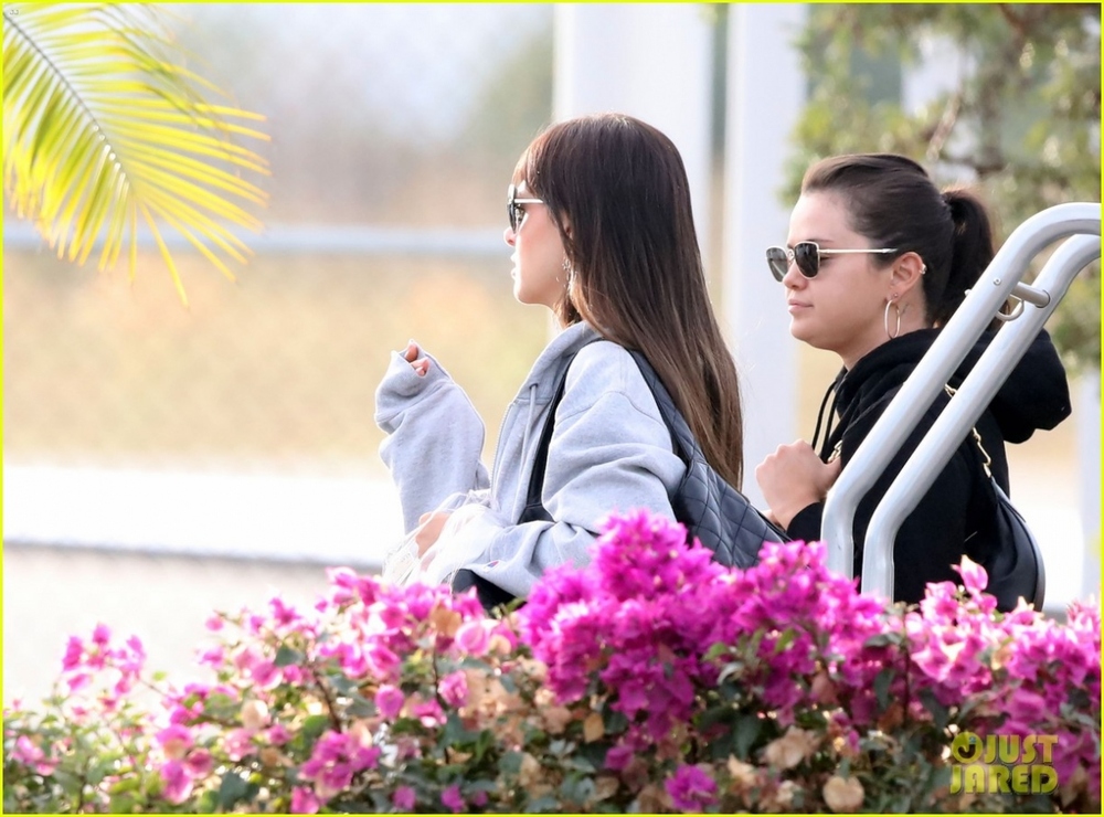 Selena Gomez vui vẻ đến Mexico cùng vợ chồng Brooklyn Beckham trước thềm năm mới - Ảnh 3.
