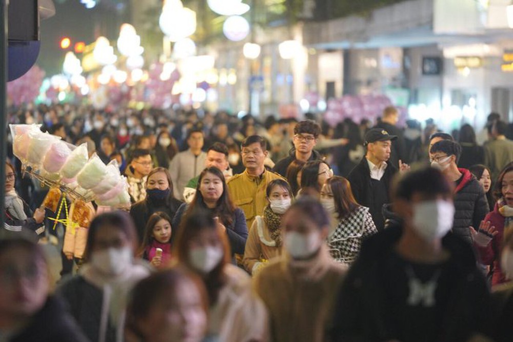 Phố đi bộ Hồ Gươm đông đúc trước thềm countdown 2023, an ninh được tăng cường các ngả - Ảnh 2.