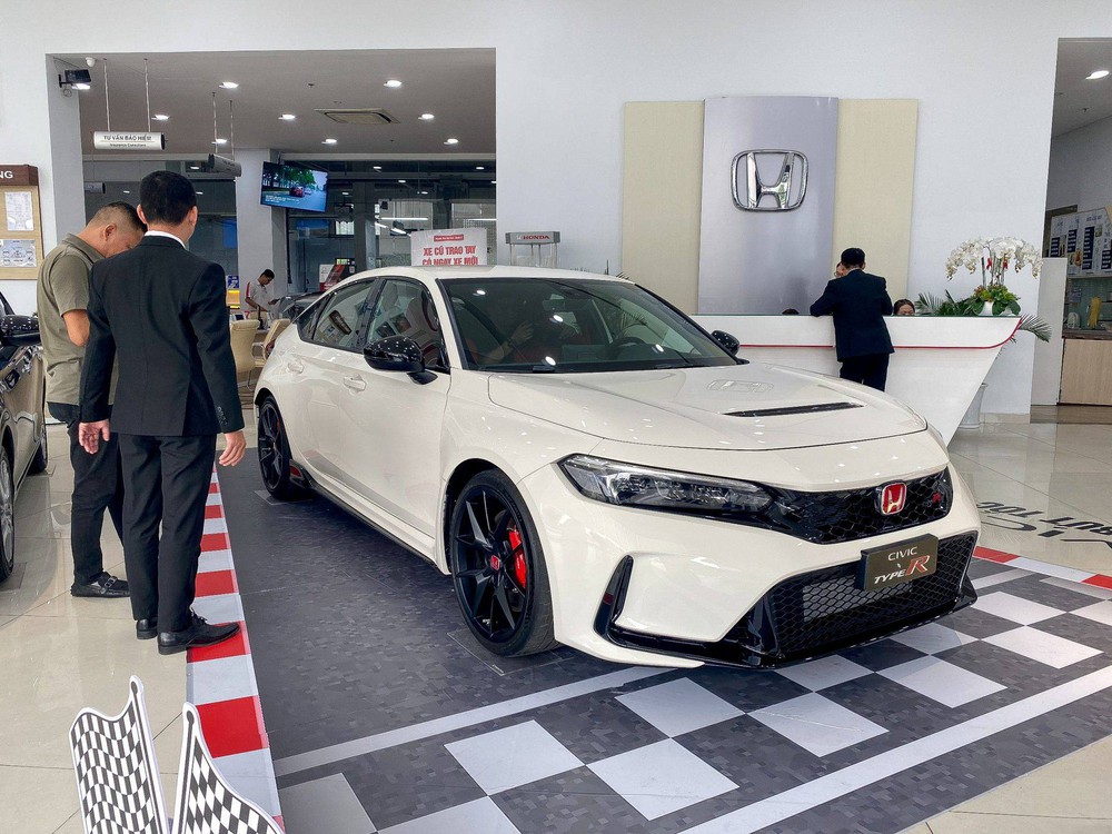 Honda Civic Type R giá gần 2,4 tỷ đồng tại Việt Nam: Đắt gấp rưỡi BMW 330i lắp ráp, ngang C 300 nhập - Ảnh 1.