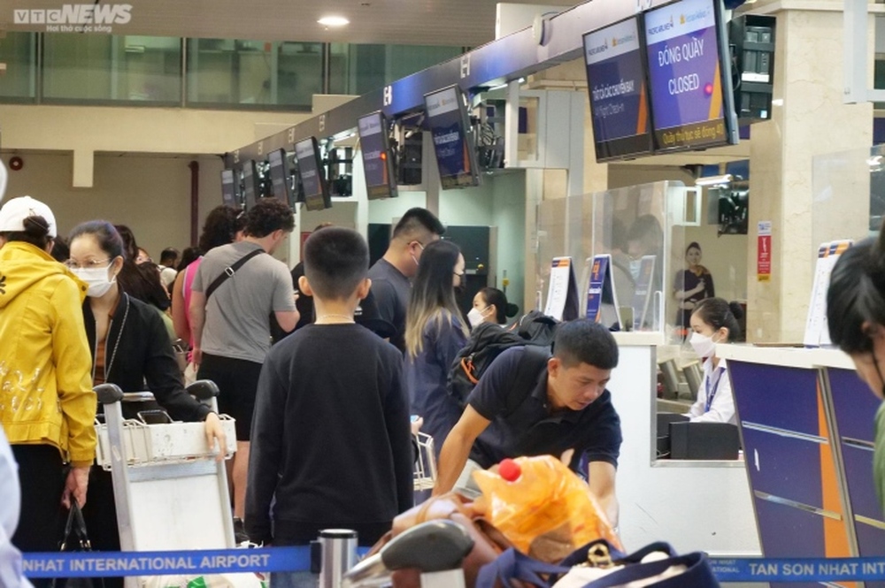 Sân bay Tân Sơn Nhất thông thoáng trong ngày đầu nghỉ Tết dương lịch 2023 - Ảnh 3.