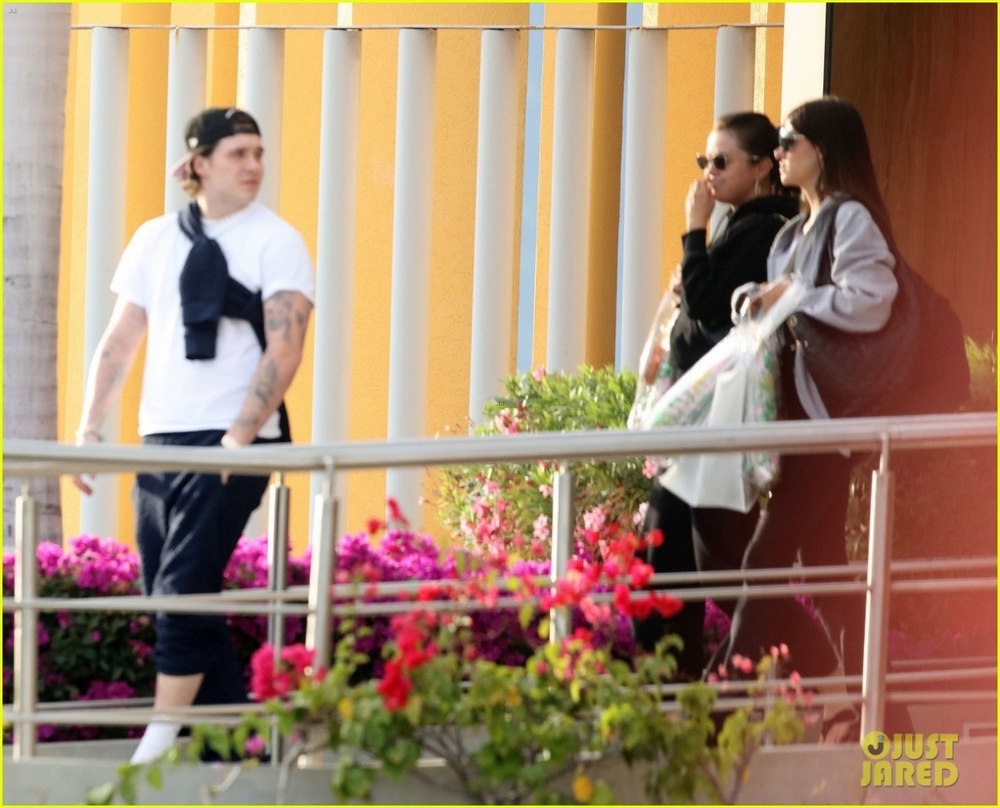 Selena Gomez vui vẻ đến Mexico cùng vợ chồng Brooklyn Beckham trước thềm năm mới - Ảnh 1.