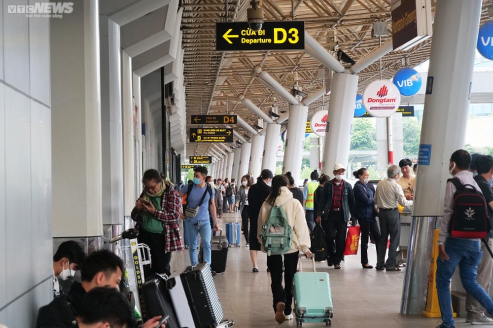 Sân bay Tân Sơn Nhất thông thoáng trong ngày đầu nghỉ Tết dương lịch 2023 - Ảnh 2.