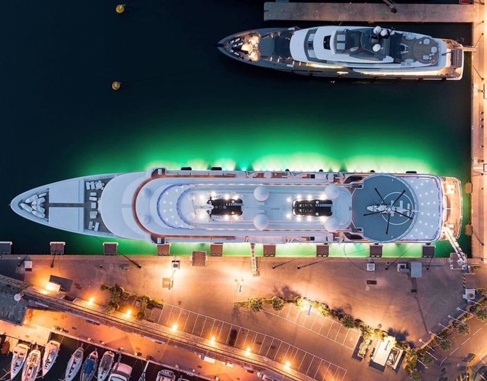 Siêu du thuyền lớn hơn cả sân vận động World Cup của Hoàng gia Qatar - Ảnh 6.