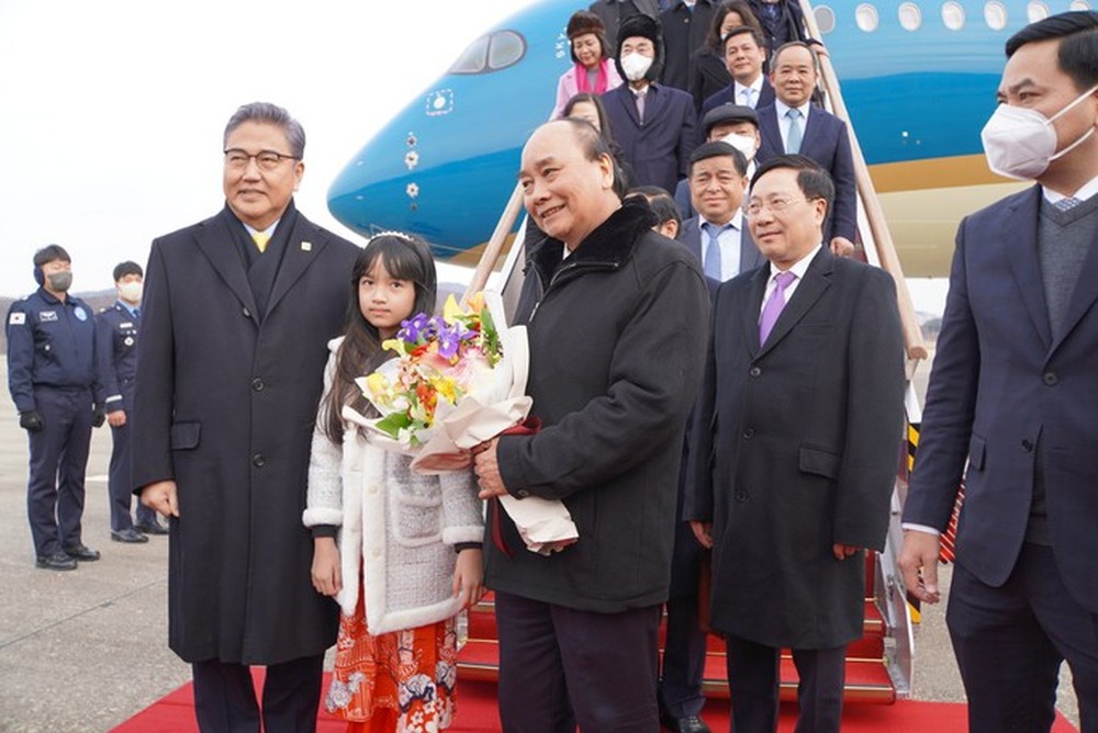 Chủ tịch nước Nguyễn Xuân Phúc đến Seoul, bắt đầu chuyến thăm Hàn Quốc - Ảnh 2.