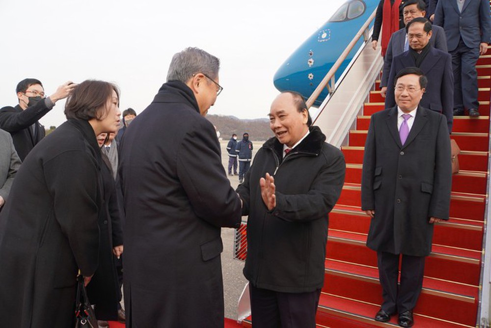 Chủ tịch nước Nguyễn Xuân Phúc đến Seoul, bắt đầu chuyến thăm Hàn Quốc - Ảnh 1.