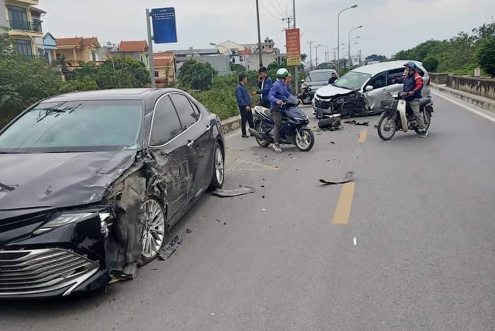 Đằng sau những bức ảnh TNGT: Huynh đệ tương tàn, Toyota Camry đâm gẫy cẳng Toyota Avanza - Ảnh 1.