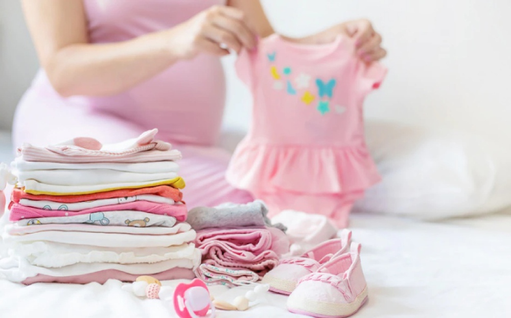 5 loại quần áo thiết kế bắt mắt nhưng gây hại cho trẻ sơ sinh - Ảnh 1.