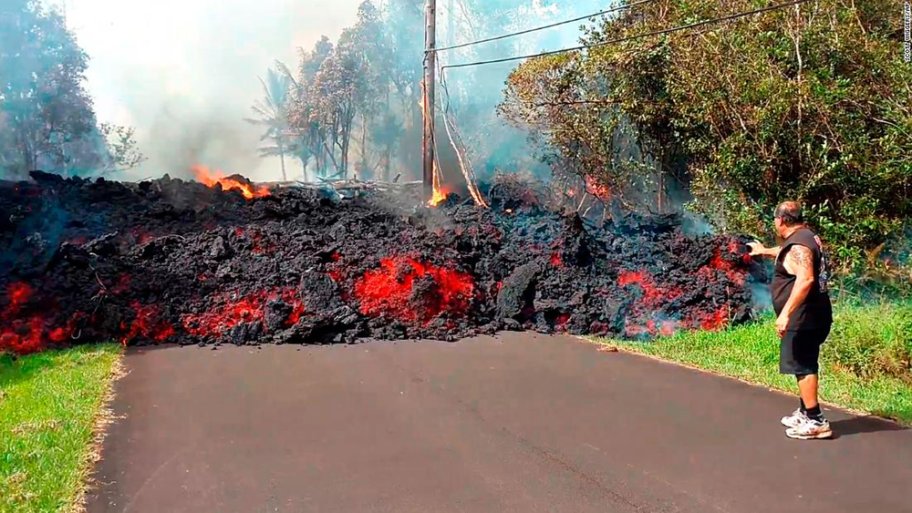 Muôn cách chặn dòng dung nham ngọn núi lửa lớn nhất thế giới ở Hawaii: Dùng cả máy bay ném bom lẫn niềm tin đều vô vọng - Ảnh 2.