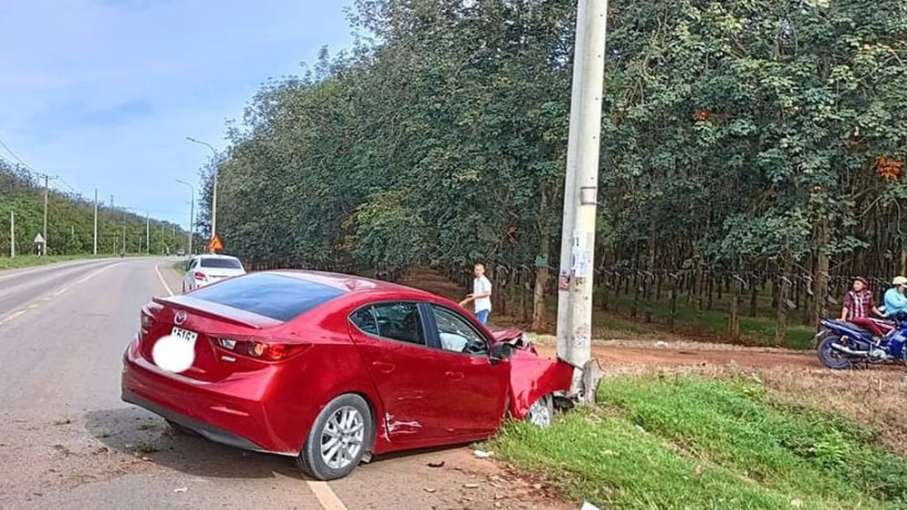 Đằng sau những bức ảnh TNGT: Đọ độ cứng cùng cột điện, tài xế Mazda lĩnh đủ vì tự tin thái quá - Ảnh 1.