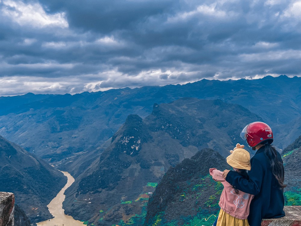 Bé gái 5 tuổi cùng mẹ đi phượt chặng đường 1600km khám phá các tỉnh vùng núi phía Bắc - Ảnh 1.