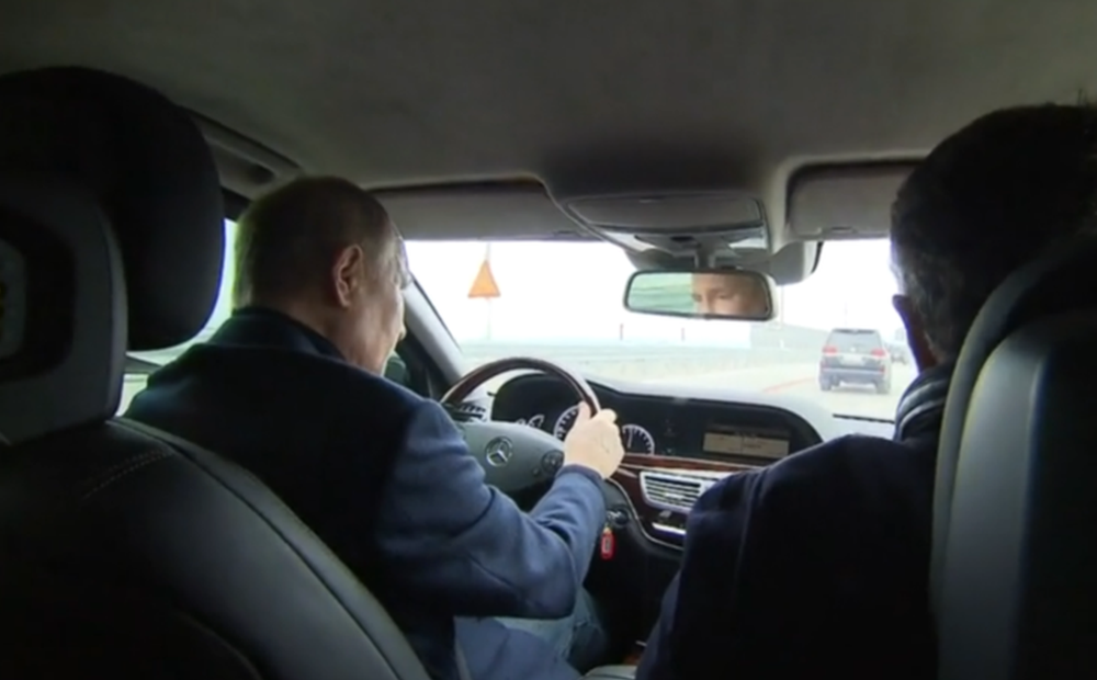 Video Tổng thống Putin lái xe qua cầu Crimea mới được sửa sau vụ đánh bom