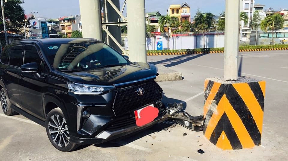 Đằng sau những bức ảnh TNGT: Toyota Veloz vừa nhận biển số đã đâm cột điện - Ảnh 1.