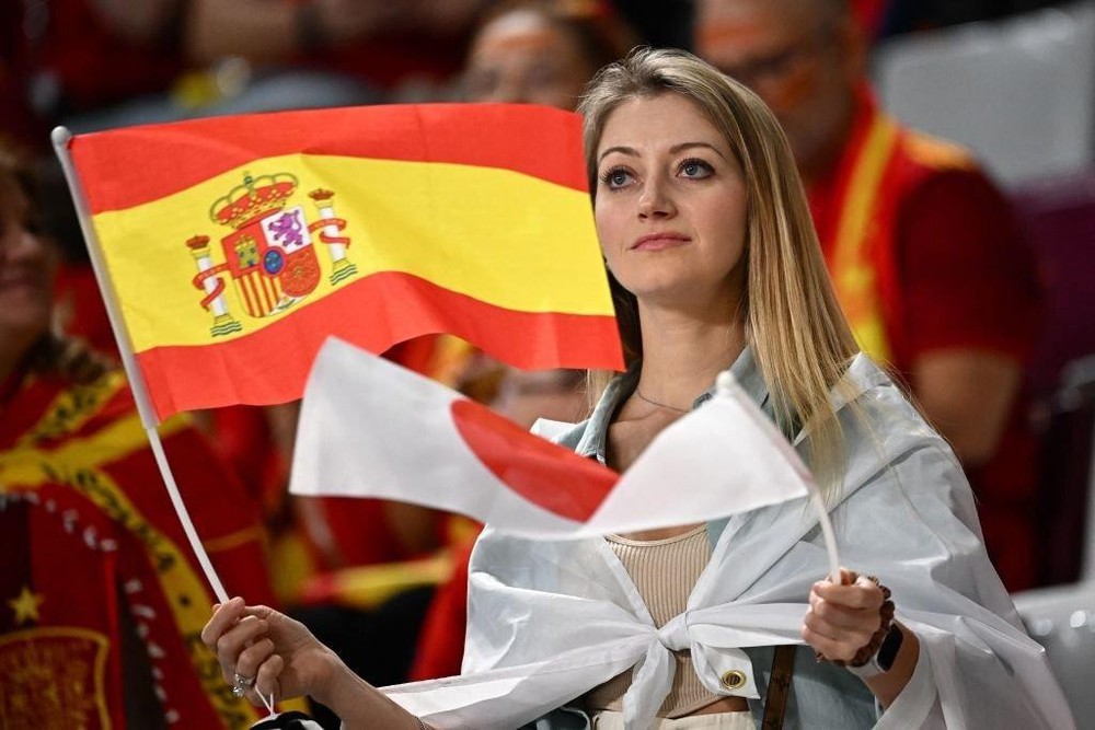 Quên lối về trước nhan sắc dàn CĐV nữ Tây Ban Nha tại World Cup 2022 - Ảnh 2.
