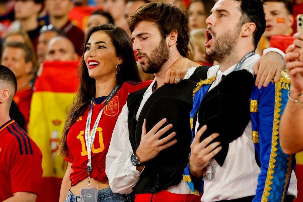 Quên lối về trước nhan sắc dàn CĐV nữ Tây Ban Nha tại World Cup 2022 - Ảnh 1.